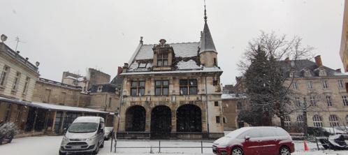 bâtiment sous la neige