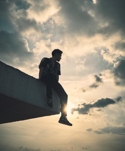 Jeune homme au bord d'un rebord