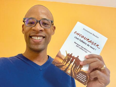 Emmanuel Bouton avec son
livre