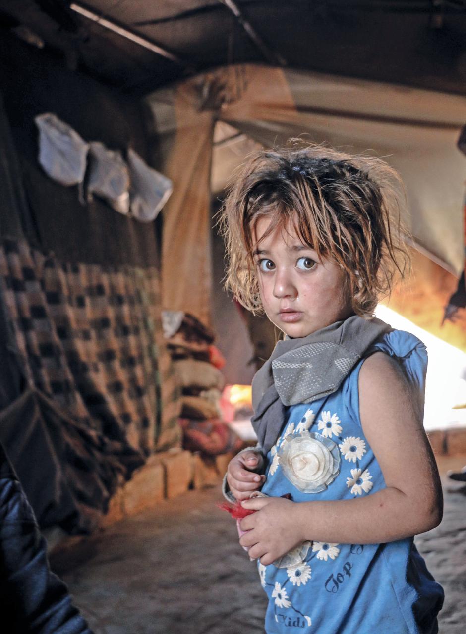 Jeune fille dans l'urgence d'une guerre