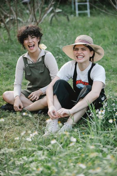 Deux enfants assis dans l'herbe