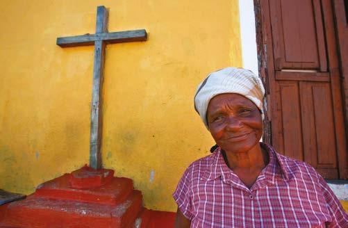dame devant une croix