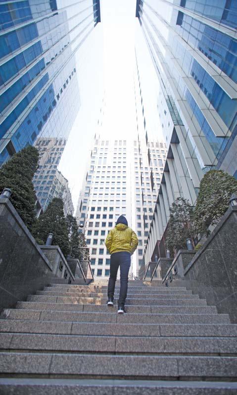 personne gravissant un long escalier en ville