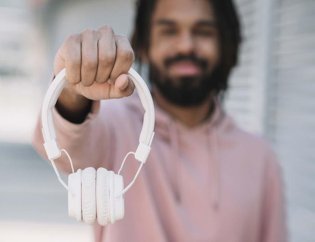 Homme tendant un casque