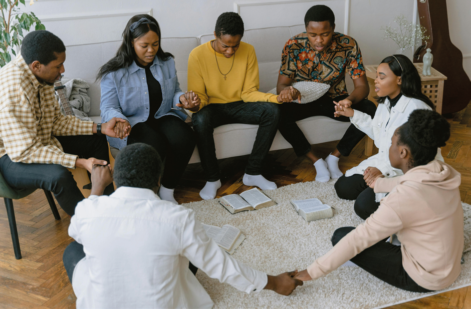 groupe de chrétiens qui prient