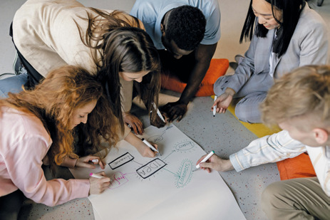 Groupe qui travaille ensemble